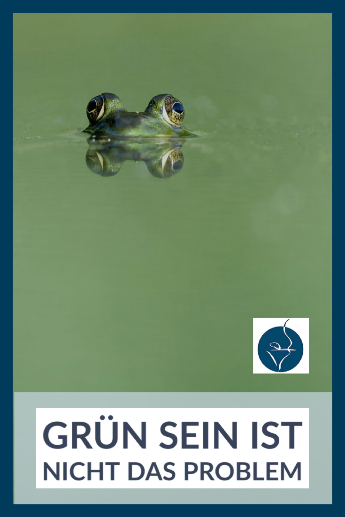 Frosch in einem grünen Tümpel. Nur die Augen schauen heraus. Überschrift des Artikels: Grün sein ist nicht das Problem