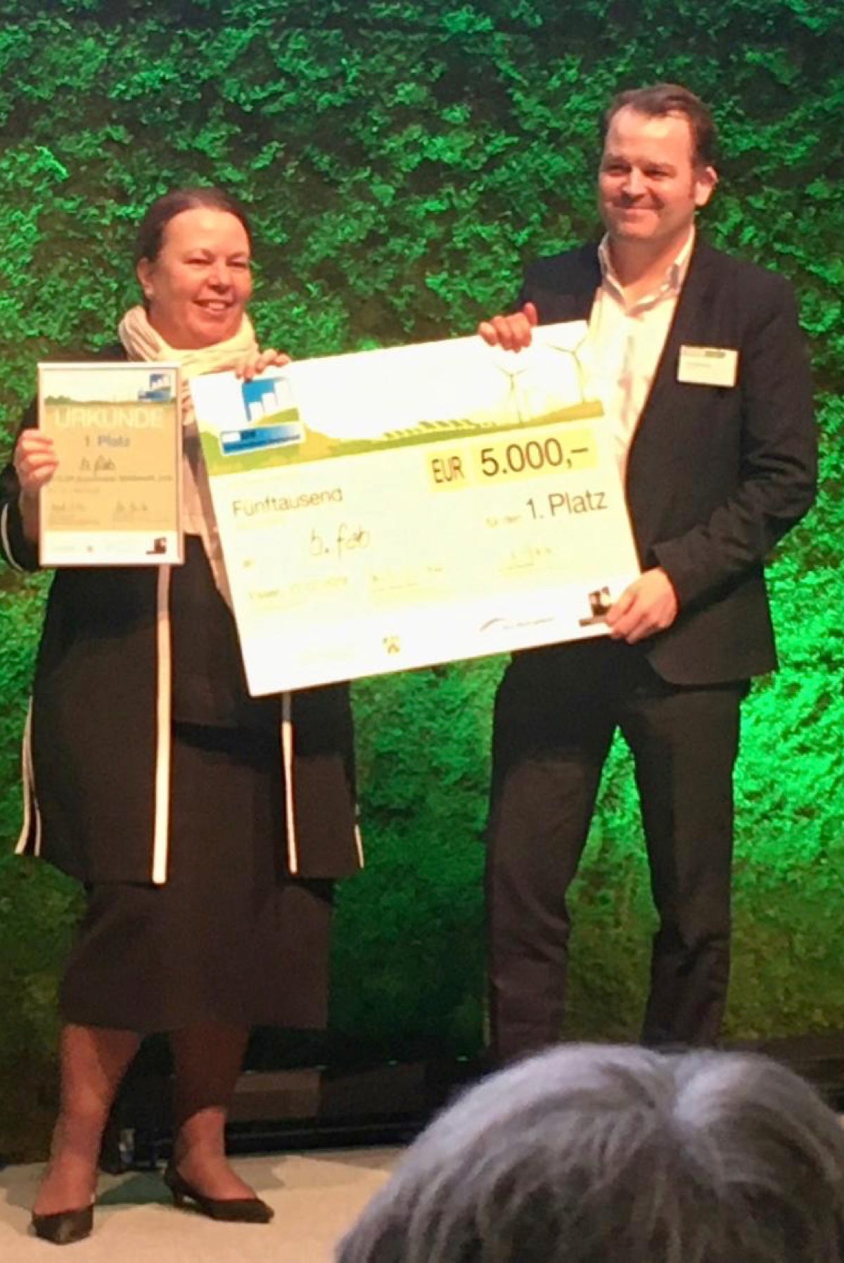 NRW-Umweltministerin Ursula Heinen-Esser überreich dem Sieger des KUER.NRW Businessplanwettbewerbs symbolisch einen Scheck mit dem Preisgeld in Höhe von 5.000,- €